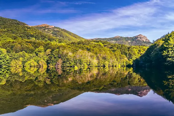 pueblo arbucies en el montseny con zona de aparcamiento para autocaravanas
